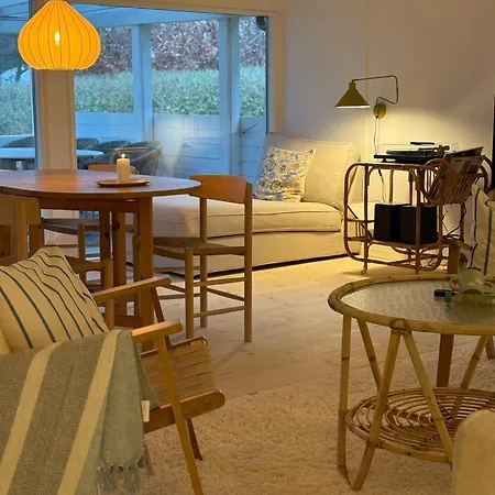 펜션 Summer House With Wood Stove Near Vejrhoj Canal *